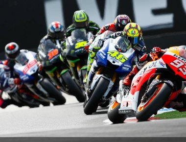 Βίντεο: Οδηγός του Moto GP έμεινε από βενζίνη στο τελευταίο γύρο και τερμάτισε με τα πόδια!